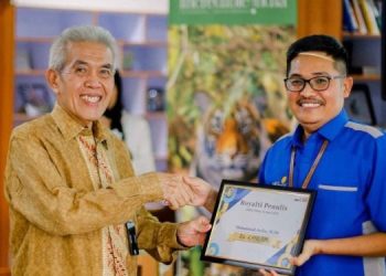 Tingkatkan Semangat Menulis, Rektor UMSU Serahkan Royalti Kepada 130 Penulis UMSU Press